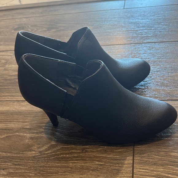 Life Stride Shoes - Elegant Black Women's Heeled Ankle Boots